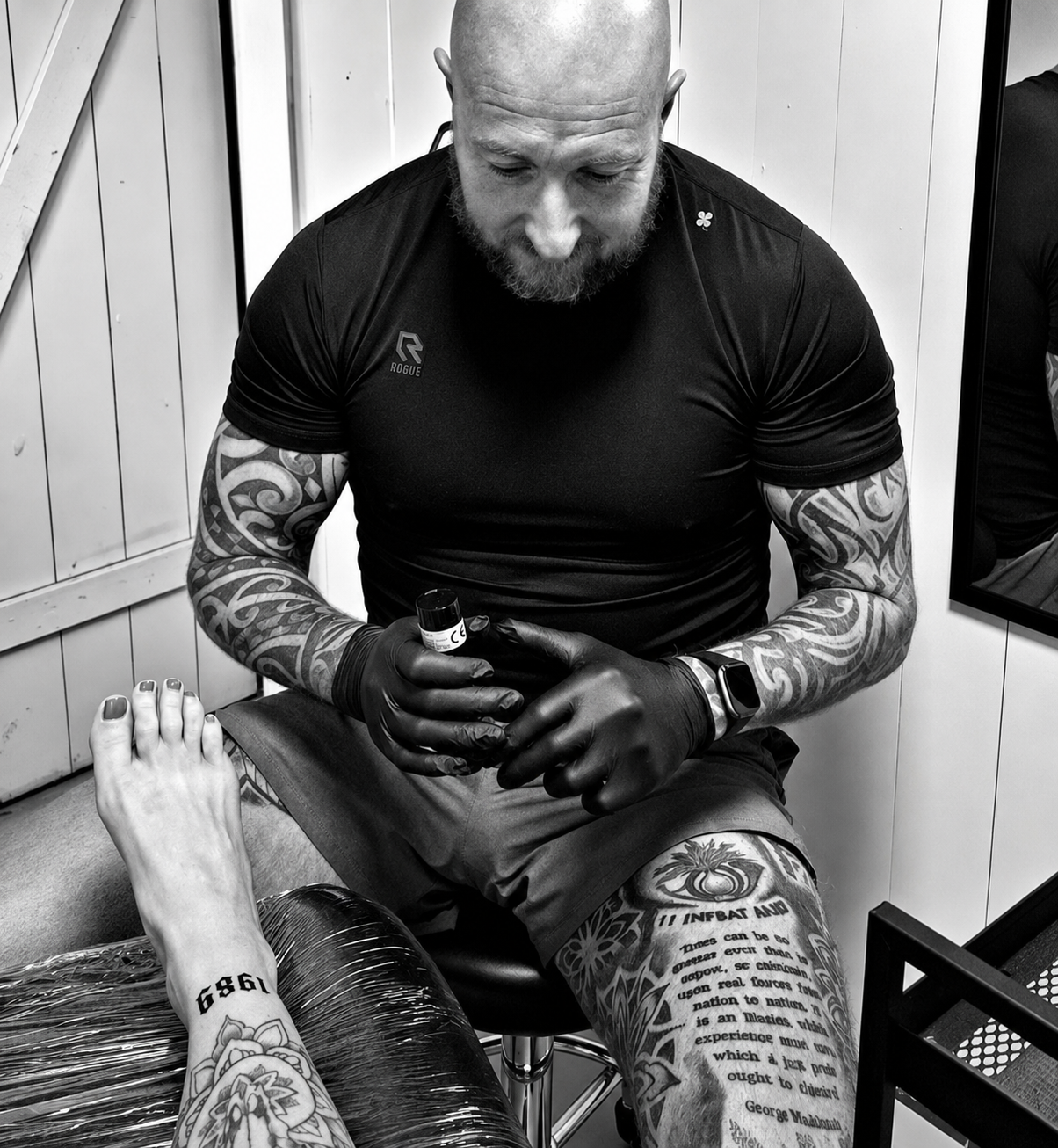 De tattoo-artiest van Ink by Ro aan het werk in de studio